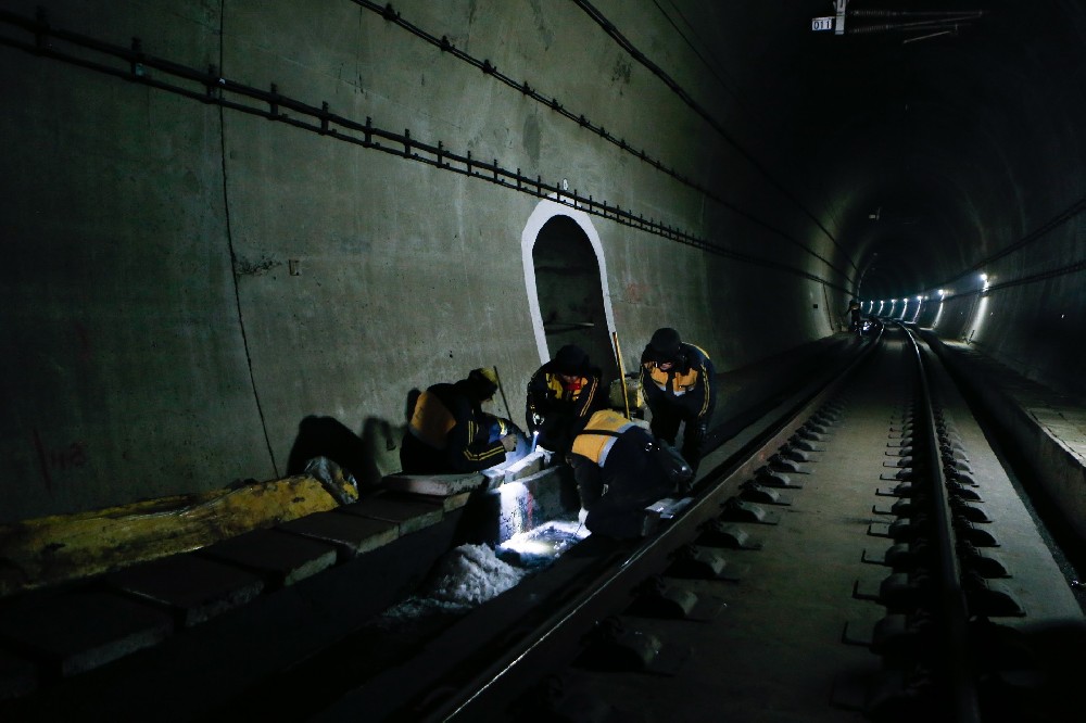 皮山铁路运营隧道病害现状